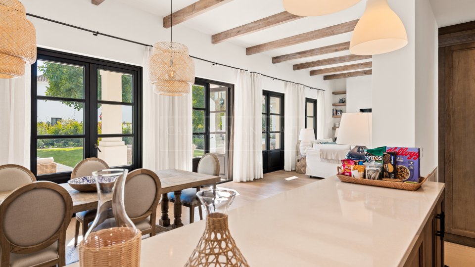 Marbella Golden Mile, Beautiful family villa, with the charming style of Marbella Club