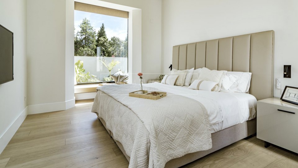 Marbella Golden Mile, Charming villa, walking distance to the beach on Marbella's Golden Mile