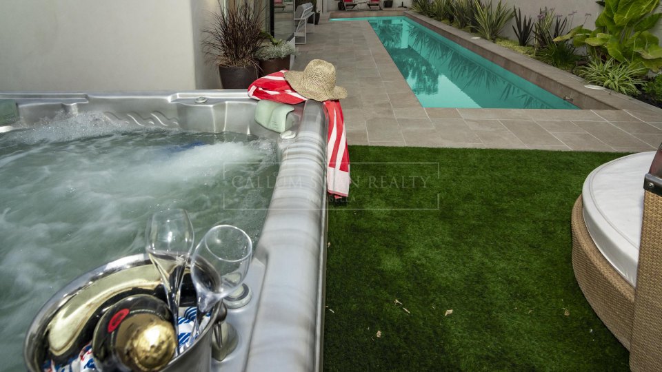 Marbella Golden Mile, Charming villa, walking distance to the beach on Marbella's Golden Mile