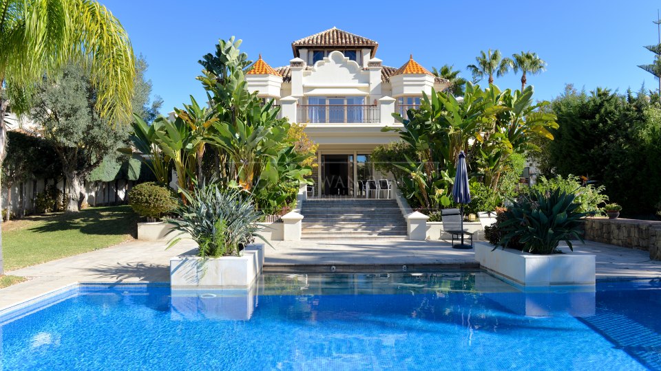 Marbella East, Lovely family villa for sale a walk from the beach in las Chapas