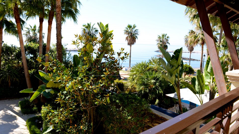 Marbella - Puerto Banus, Stunning ground floor duplex in Laguna de Banus with private pool