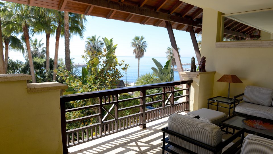 Marbella - Puerto Banus, Stunning ground floor duplex in Laguna de Banus with private pool