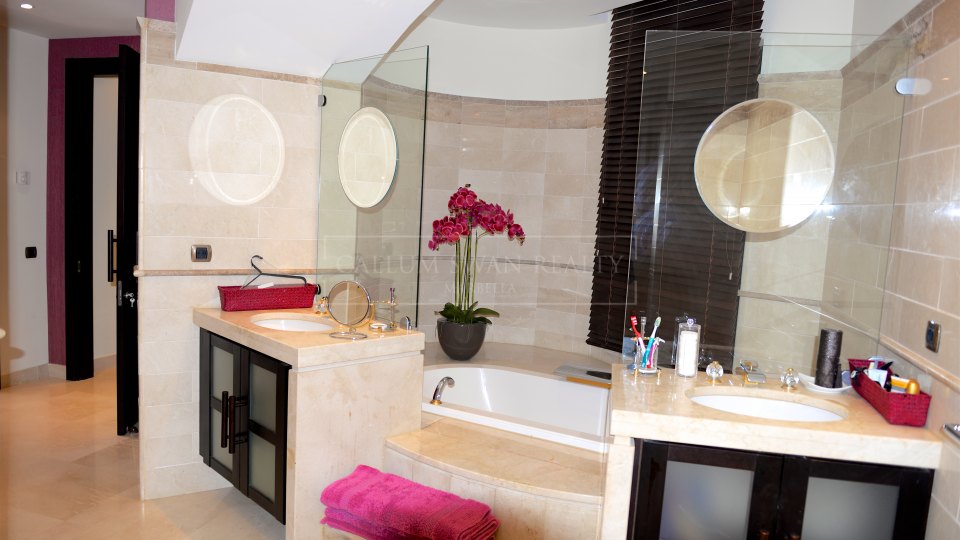 Marbella - Puerto Banus, Stunning ground floor duplex in Laguna de Banus with private pool