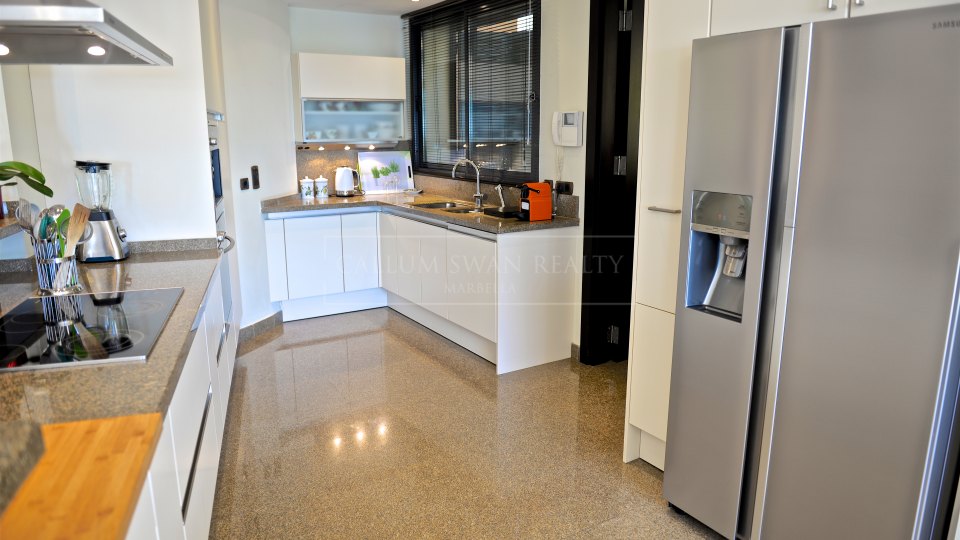 Marbella - Puerto Banus, Stunning ground floor duplex in Laguna de Banus with private pool