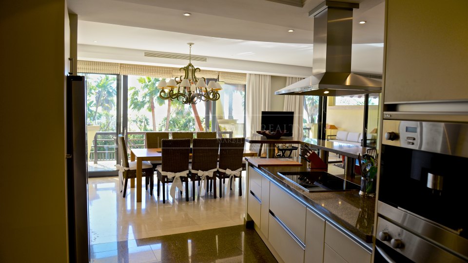 Marbella - Puerto Banus, Stunning ground floor duplex in Laguna de Banus with private pool