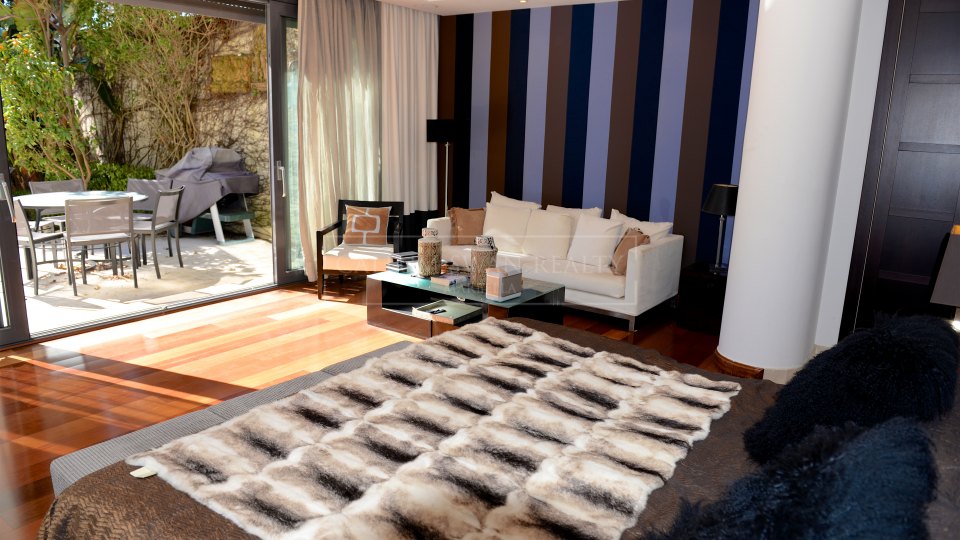 Marbella - Puerto Banus, Stunning ground floor duplex in Laguna de Banus with private pool