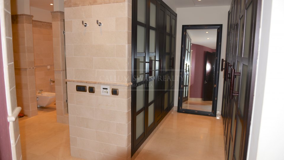Marbella - Puerto Banus, Stunning ground floor duplex in Laguna de Banus with private pool