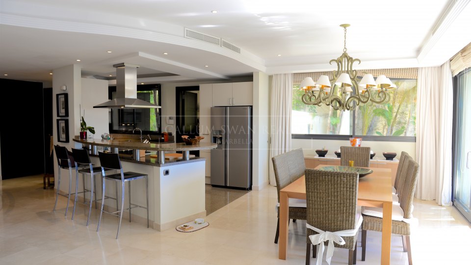 Marbella - Puerto Banus, Stunning ground floor duplex in Laguna de Banus with private pool