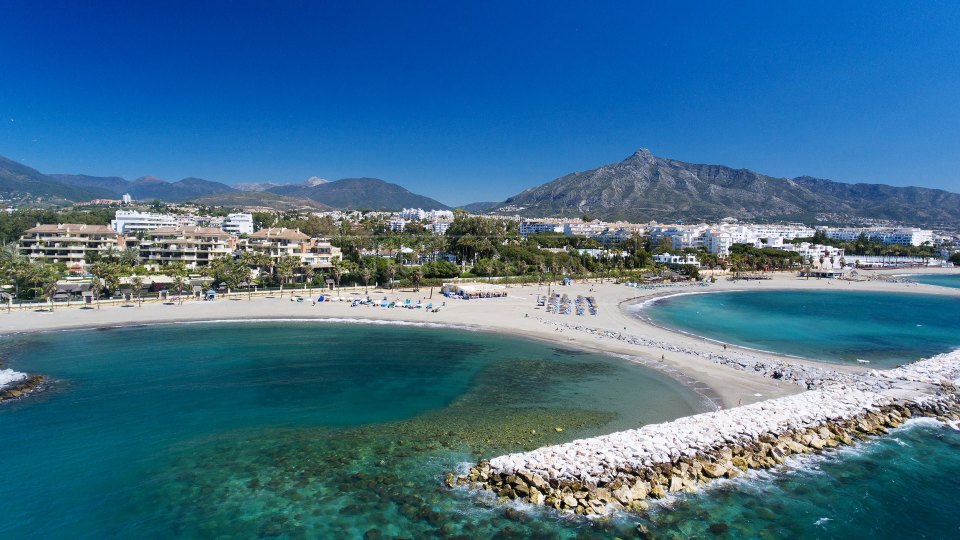Marbella - Puerto Banus, Stunning ground floor duplex in Laguna de Banus with private pool