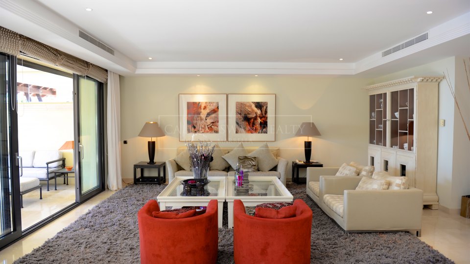 Marbella - Puerto Banus, Stunning ground floor duplex in Laguna de Banus with private pool