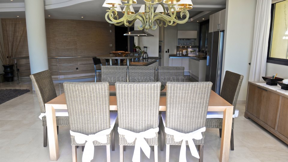 Marbella - Puerto Banus, Stunning ground floor duplex in Laguna de Banus with private pool