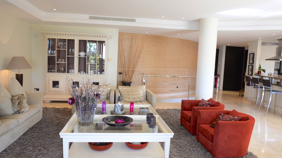Marbella - Puerto Banus, Stunning ground floor duplex in Laguna de Banus with private pool