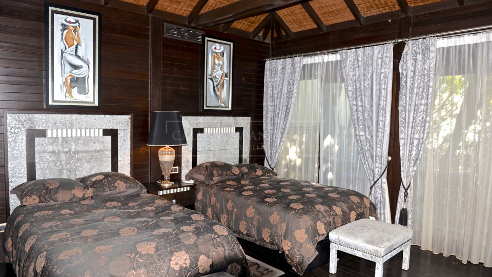 Marbella - Puerto Banus, Stunning ground floor duplex in Laguna de Banus with private pool