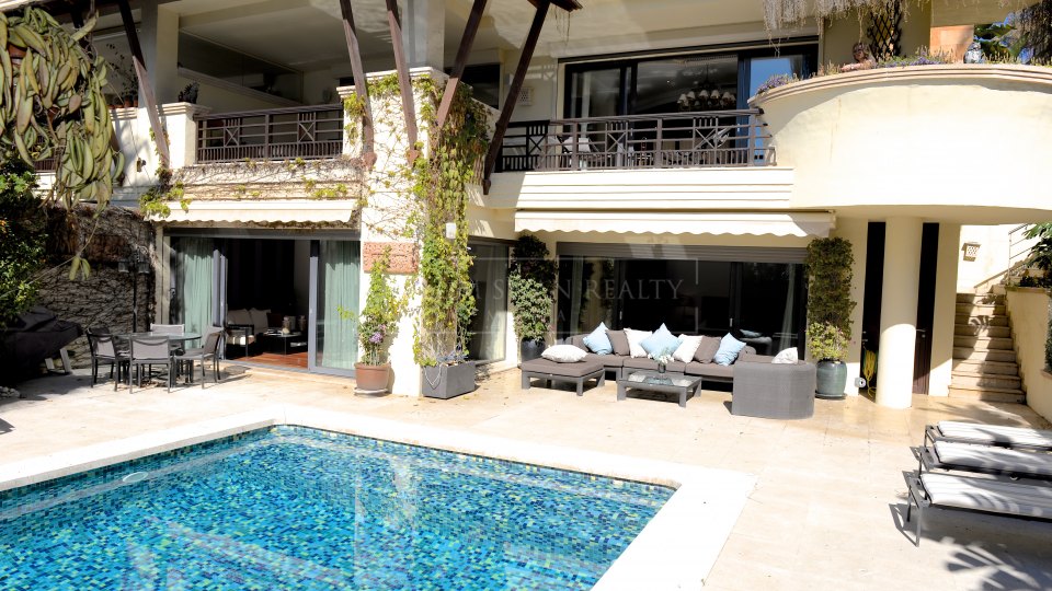 Marbella - Puerto Banus, Stunning ground floor duplex in Laguna de Banus with private pool