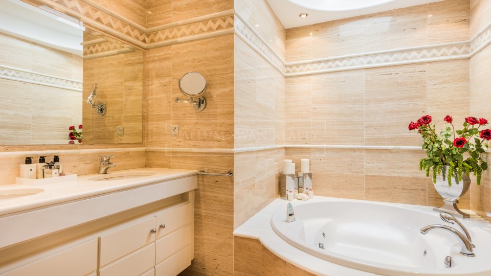Marbella Golden Mile, Charming Duplex penthouse in La Trinidad with stunning sea views