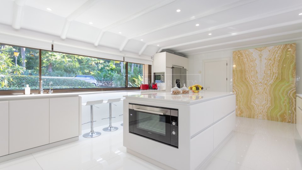 Marbella Est, Maison de luxe dans une communauté privée fermée en bordure du parcours de golf Rio Real