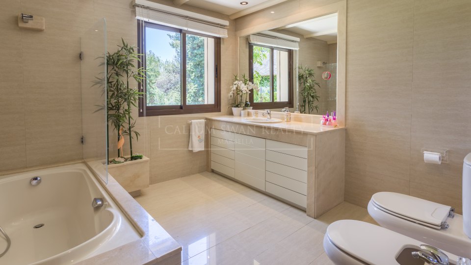 Marbella Est, Maison de luxe dans une communauté privée fermée en bordure du parcours de golf Rio Real