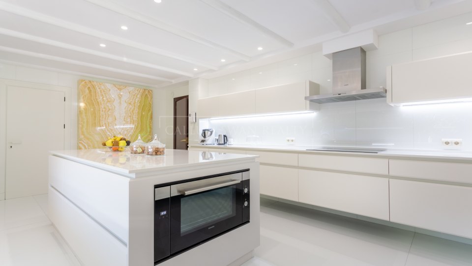 Marbella Est, Maison de luxe dans une communauté privée fermée en bordure du parcours de golf Rio Real
