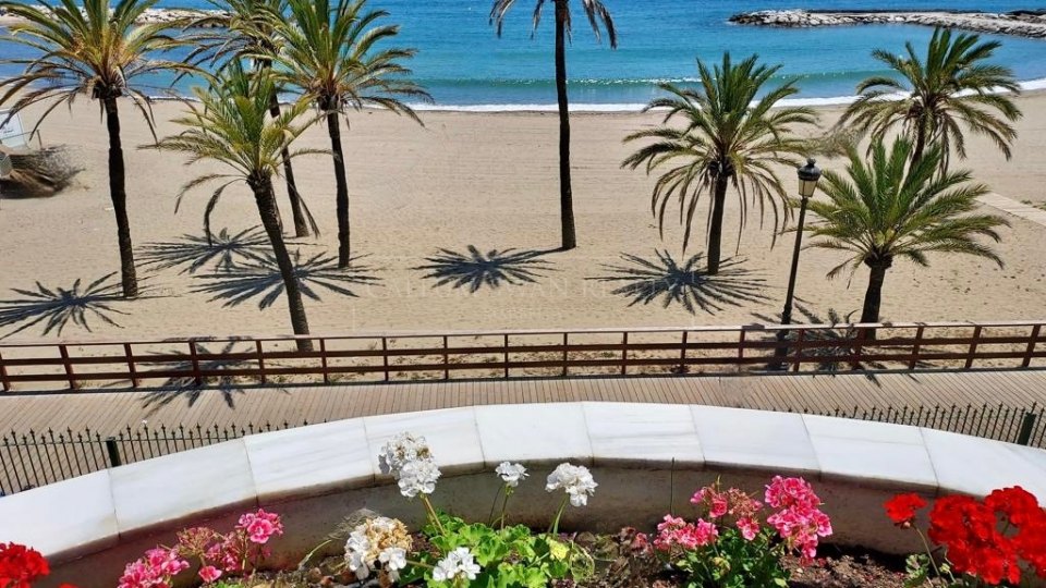 Marbella - Puerto Banus, Apartamento de lujo en primera línea de playa en Puerto Banús