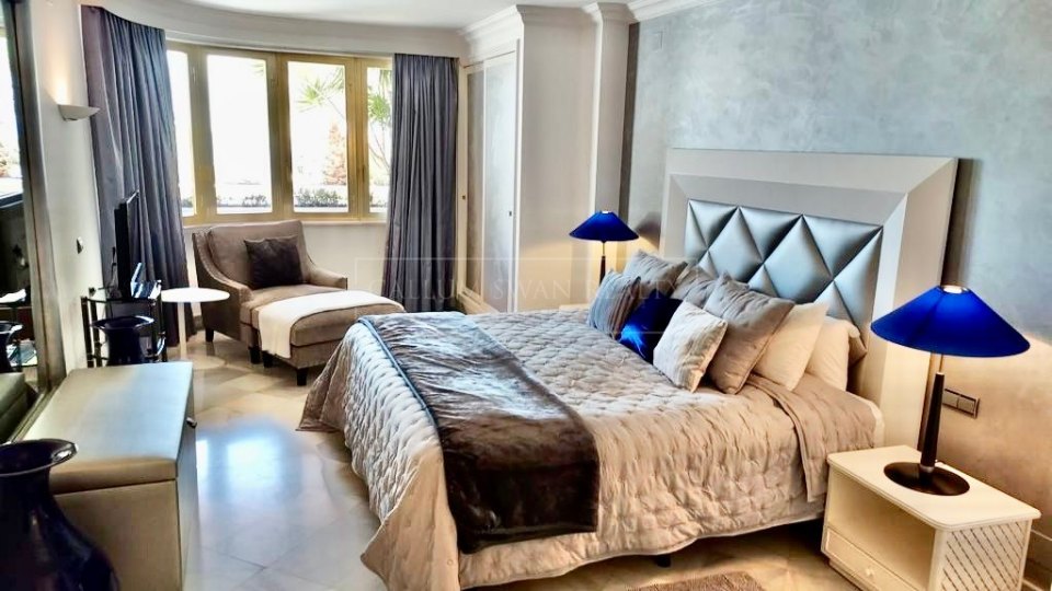 Marbella - Puerto Banus, Apartamento de lujo en primera línea de playa en Puerto Banús
