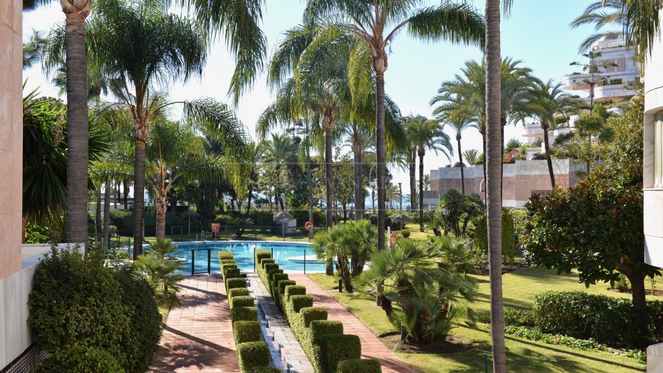 Marbella - Puerto Banus, Apartamento de lujo en primera línea de playa en Puerto Banús