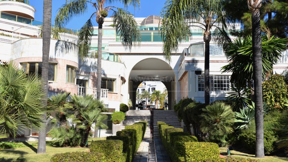 Marbella - Puerto Banus, Apartamento de lujo en primera línea de playa en Puerto Banús