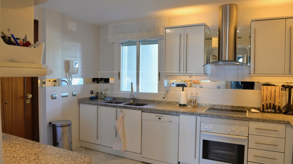 Marbella - Puerto Banus, Apartamento de lujo en primera línea de playa en Puerto Banús