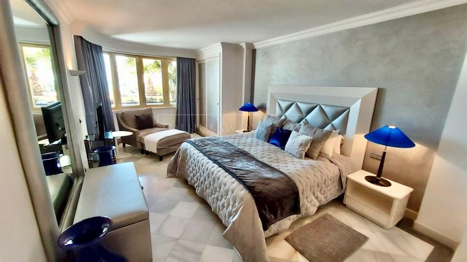 Marbella - Puerto Banus, Apartamento de lujo en primera línea de playa en Puerto Banús