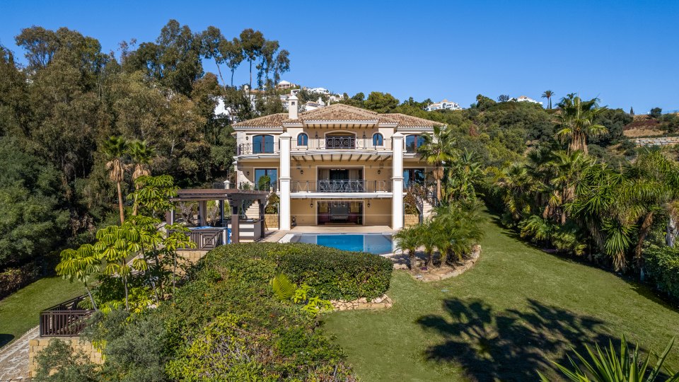 Marbella East, Unique luxury villa with impressive views in Altos de los Monteros