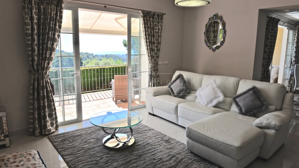 Istan, Charmante villa orientée plein sud à louer avec vue panoramique sur la mer