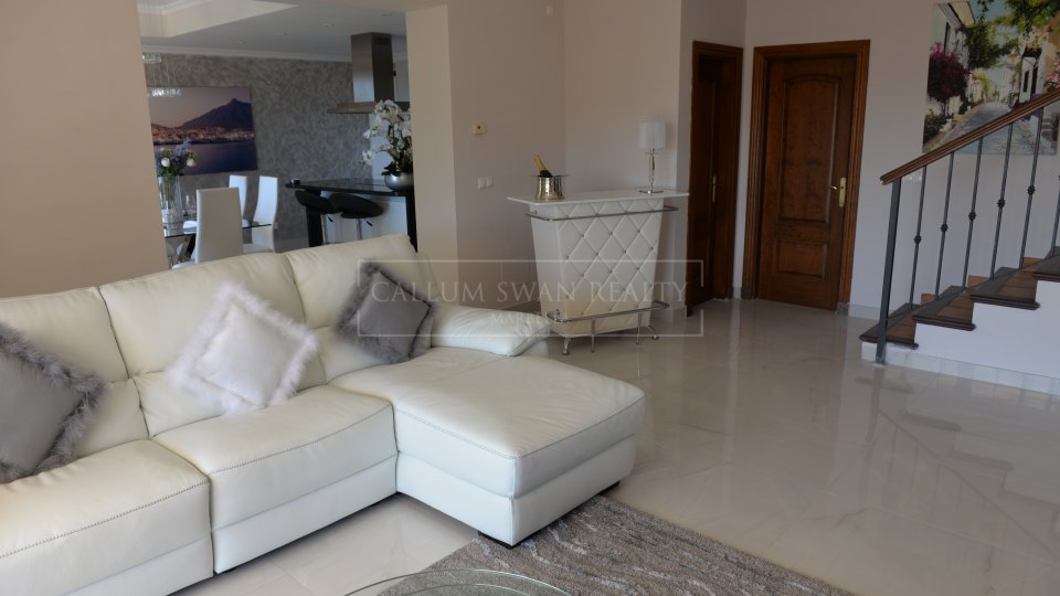 Istan, Charmante villa orientée plein sud à louer avec vue panoramique sur la mer