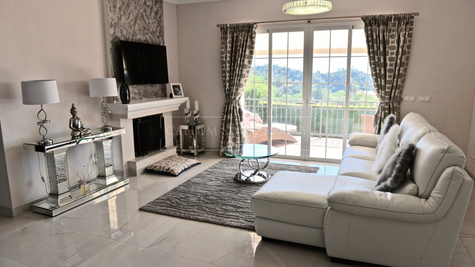Istan, Charmante villa orientée plein sud à louer avec vue panoramique sur la mer