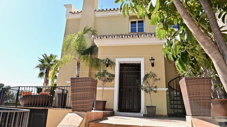 Istan, Charmante villa orientée plein sud à louer avec vue panoramique sur la mer