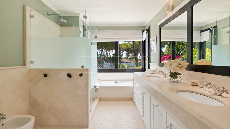 Marbella Golden Mile, Villa de lujo en alquiler en Marbella Club con un encanto tradicional Marbellí