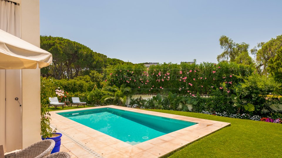 Marbella Golden Mile, Villa de lujo en alquiler en Marbella Club con un encanto tradicional Marbellí