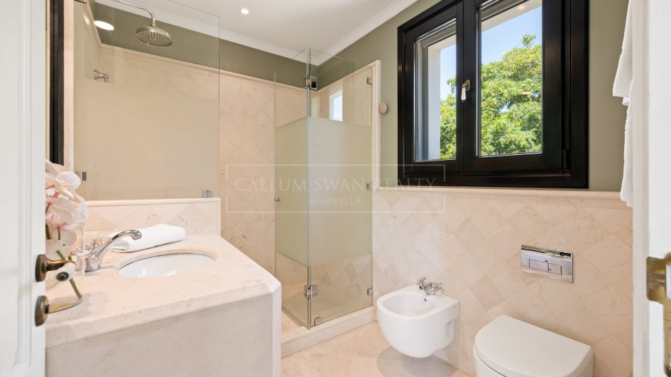 Marbella Golden Mile, Villa de lujo en alquiler en Marbella Club con un encanto tradicional Marbellí