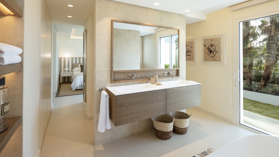 Marbella Golden Mile, Cautivadora villa de lujo frente al mar en puente romano, en la Milla de Oro