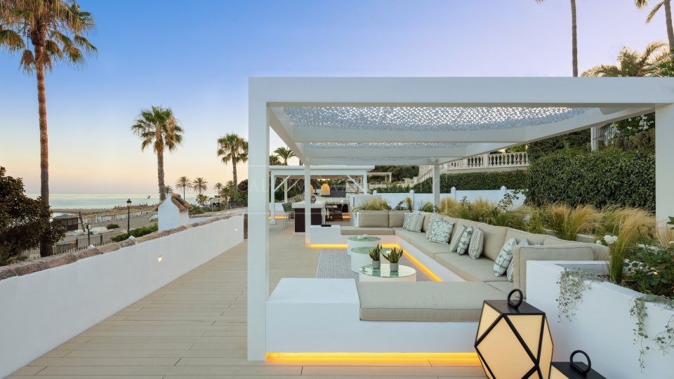 Marbella Golden Mile, Cautivadora villa de lujo frente al mar en puente romano, en la Milla de Oro