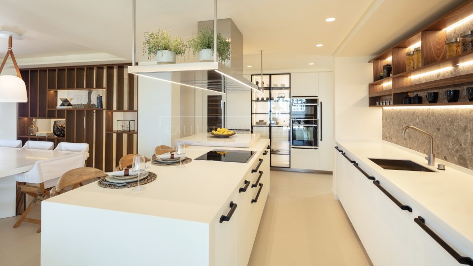 Marbella Golden Mile, Cautivadora villa de lujo frente al mar en puente romano, en la Milla de Oro