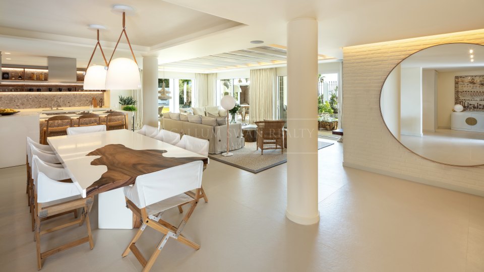 Marbella Golden Mile, Cautivadora villa de lujo frente al mar en puente romano, en la Milla de Oro
