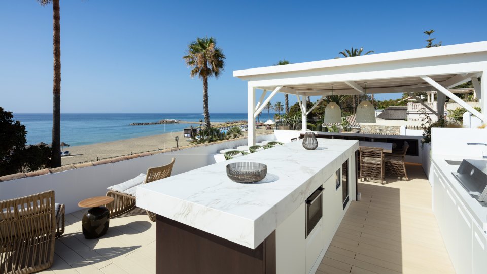Marbella Golden Mile, Cautivadora villa de lujo frente al mar en puente romano, en la Milla de Oro
