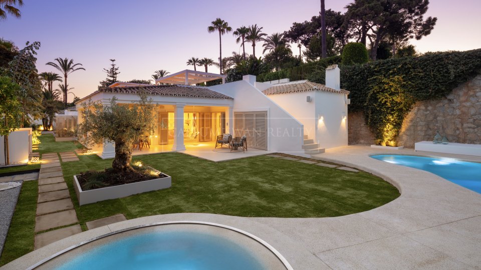 Marbella Golden Mile, Cautivadora villa de lujo frente al mar en puente romano, en la Milla de Oro
