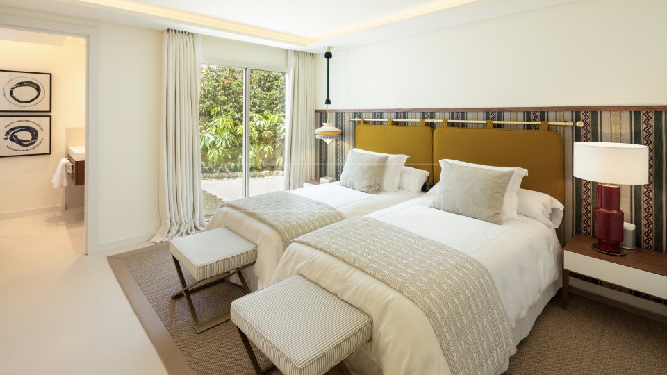 Marbella Golden Mile, Cautivadora villa de lujo frente al mar en puente romano, en la Milla de Oro