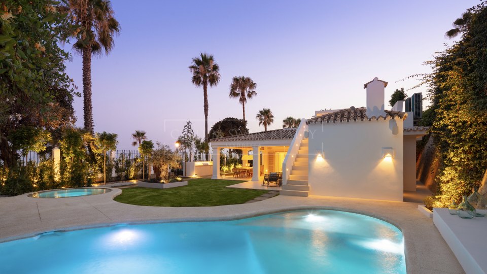 Marbella Golden Mile, Cautivadora villa de lujo frente al mar en puente romano, en la Milla de Oro