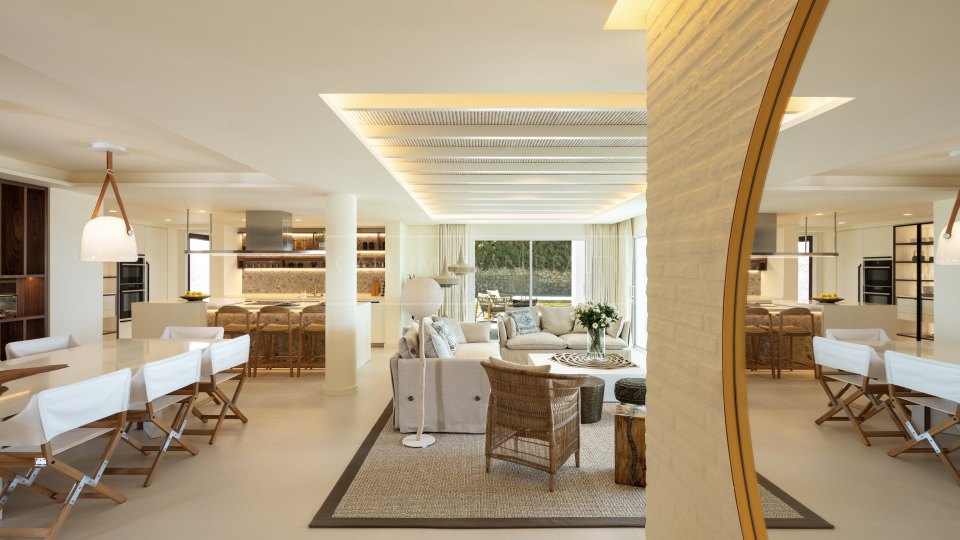 Marbella Golden Mile, Cautivadora villa de lujo frente al mar en puente romano, en la Milla de Oro