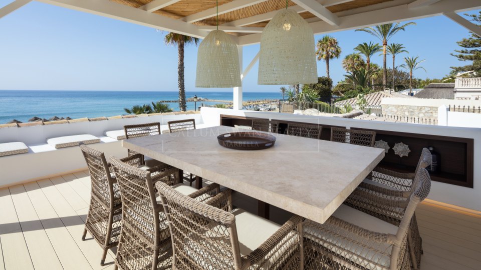 Marbella Golden Mile, Cautivadora villa de lujo frente al mar en puente romano, en la Milla de Oro