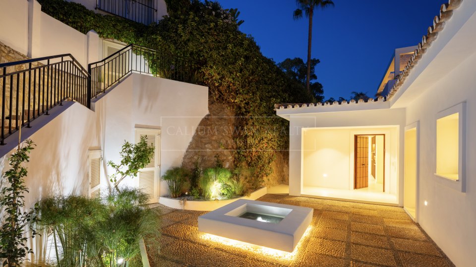 Marbella Golden Mile, Cautivadora villa de lujo frente al mar en puente romano, en la Milla de Oro