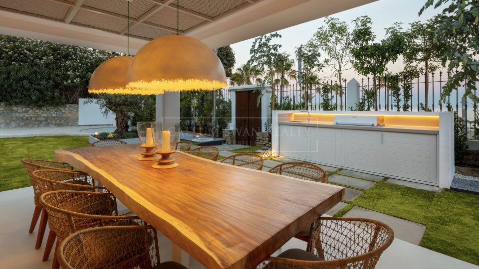 Marbella Golden Mile, Cautivadora villa de lujo frente al mar en puente romano, en la Milla de Oro