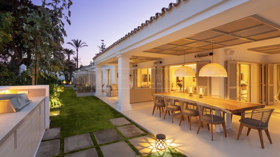 Marbella Golden Mile, Cautivadora villa de lujo frente al mar en puente romano, en la Milla de Oro