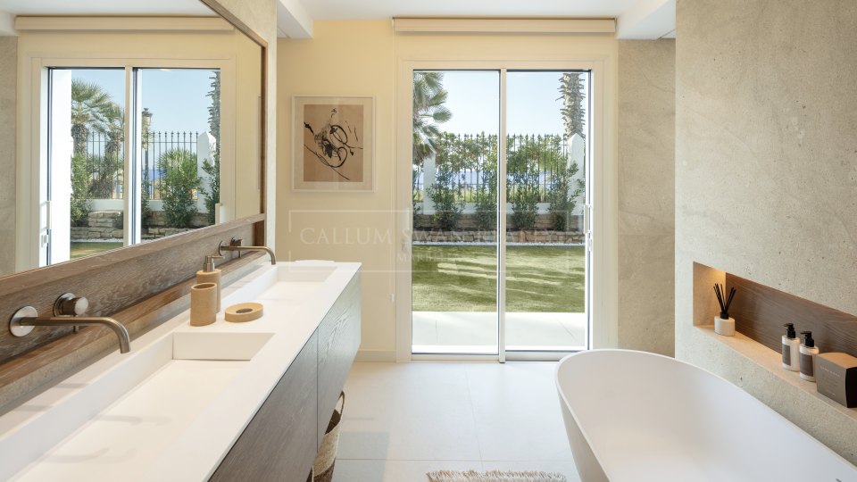 Marbella Golden Mile, Cautivadora villa de lujo frente al mar en puente romano, en la Milla de Oro